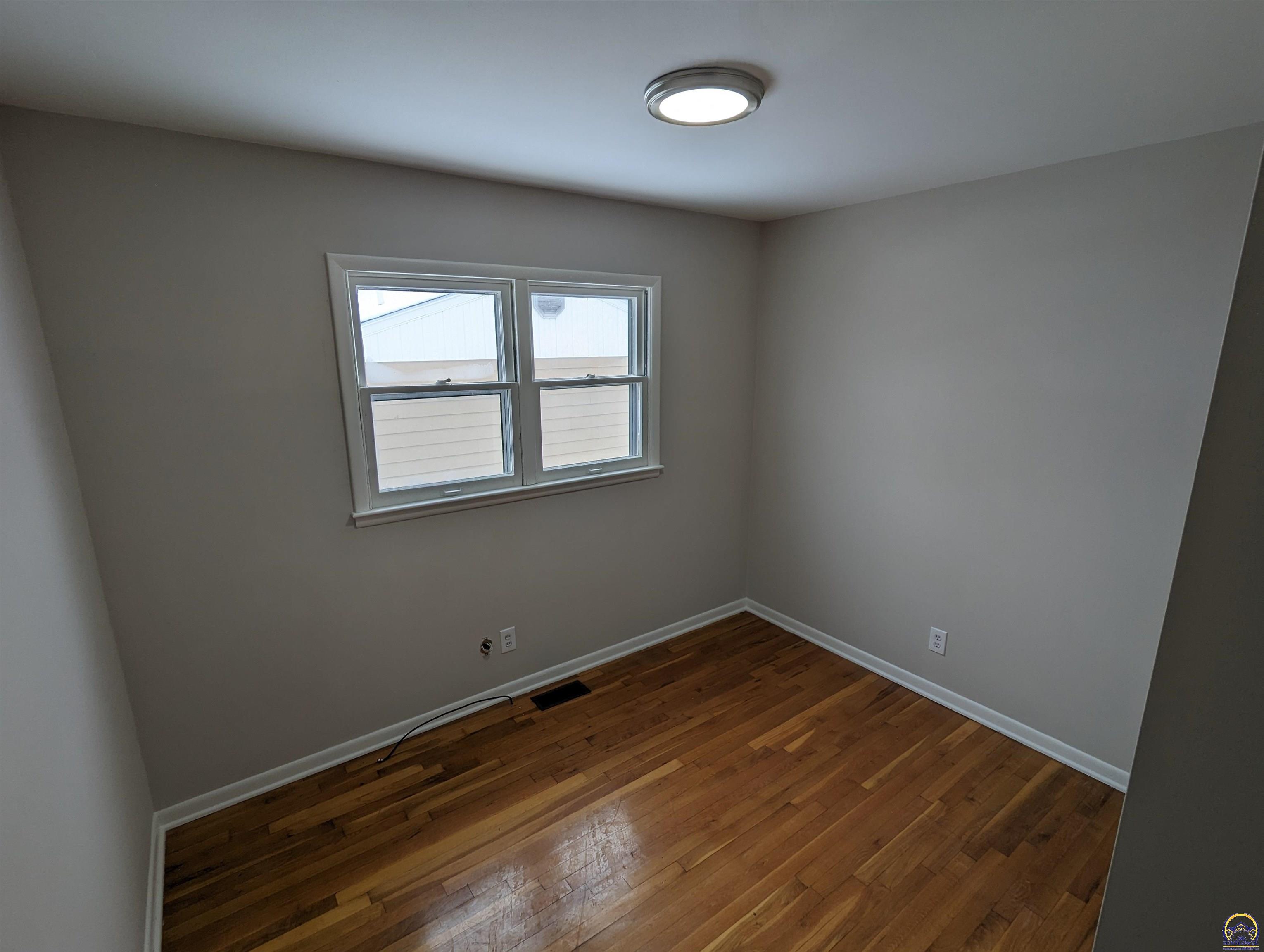 Topeka, Kansas 66604, United States, 3 Bedrooms Bedrooms, ,1 BathroomBathrooms,Residential,Pending,66819