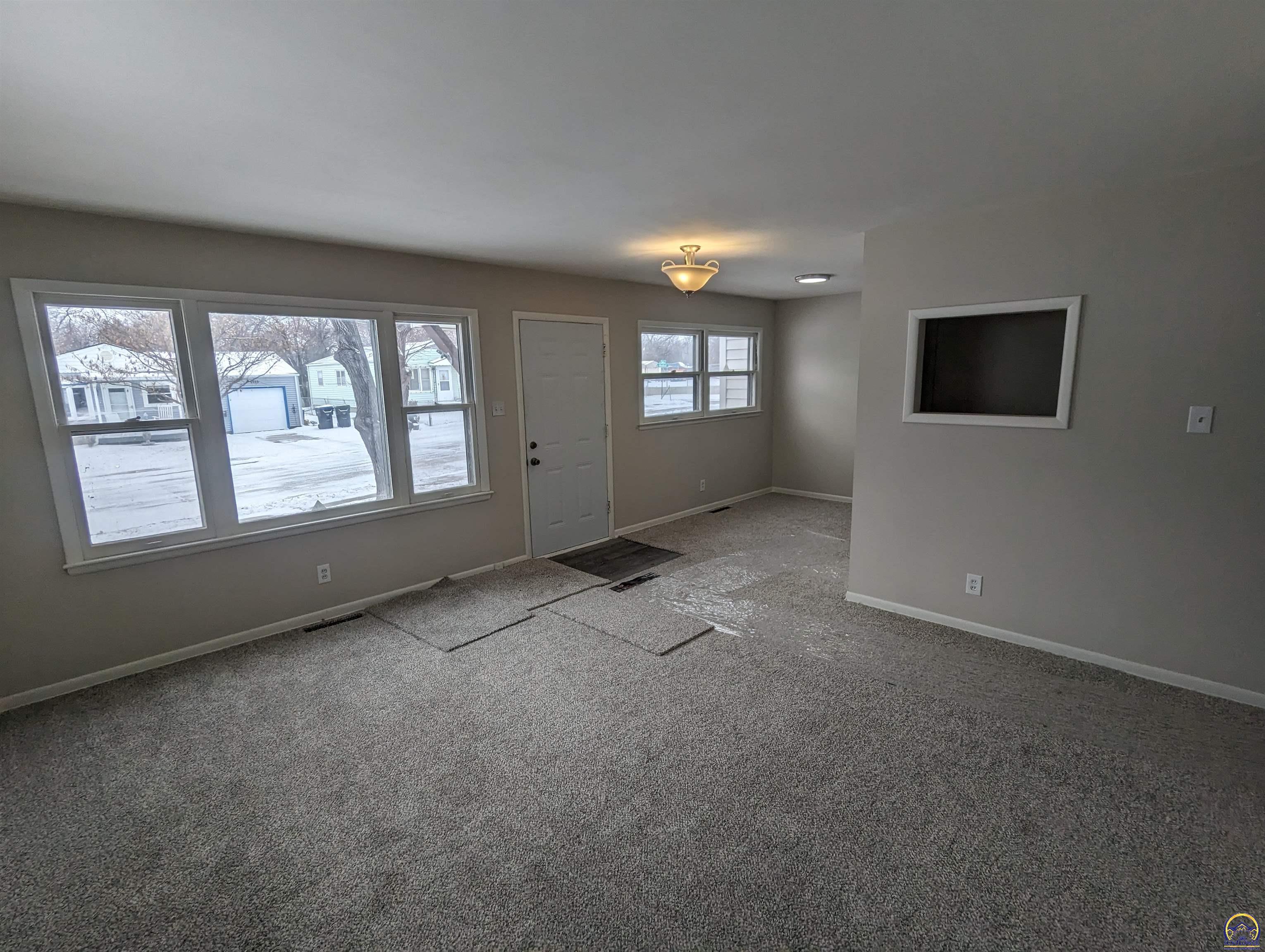 Topeka, Kansas 66604, United States, 3 Bedrooms Bedrooms, ,1 BathroomBathrooms,Residential,Pending,66819