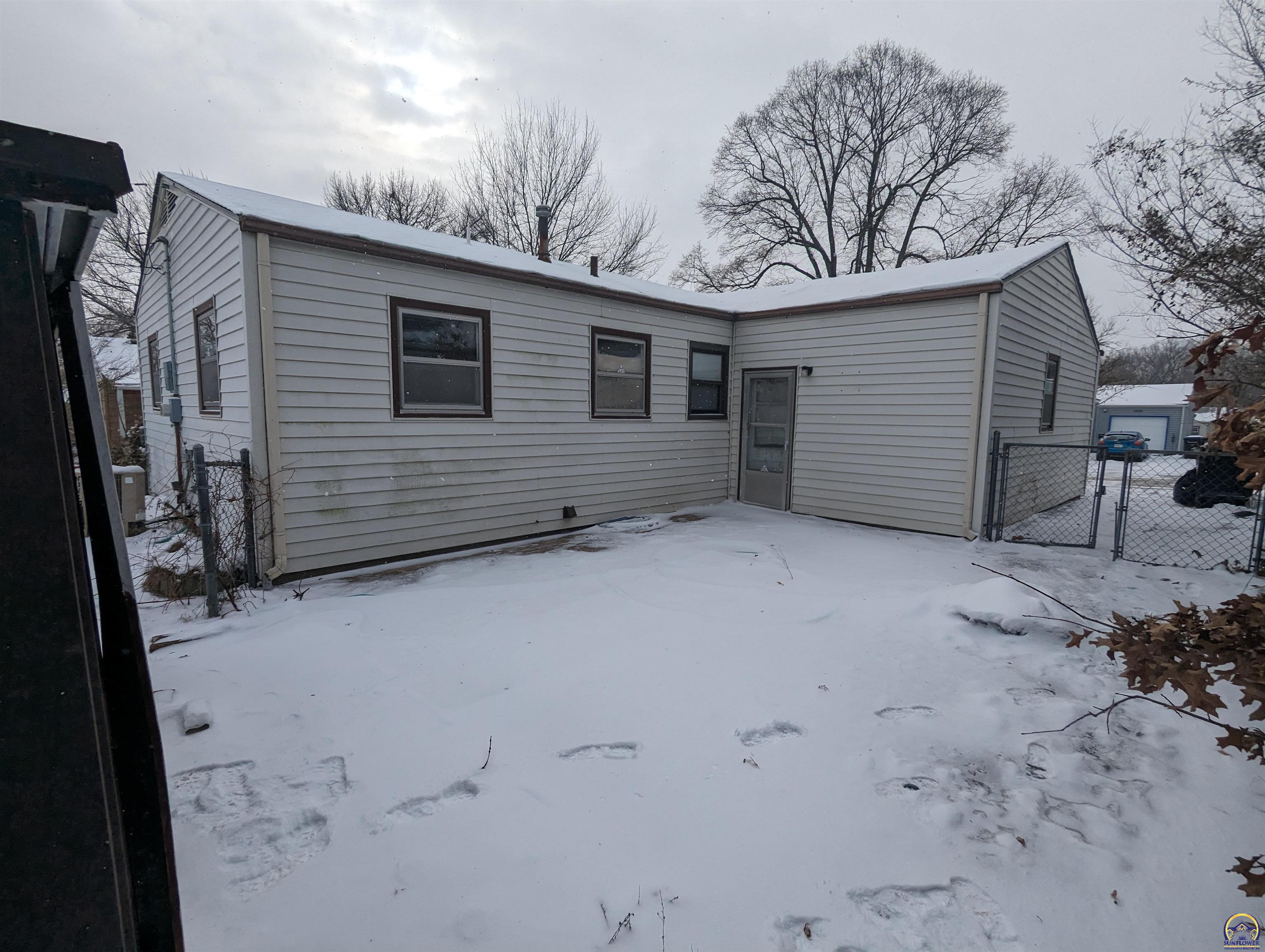 Topeka, Kansas 66604, United States, 3 Bedrooms Bedrooms, ,1 BathroomBathrooms,Residential,Pending,66819