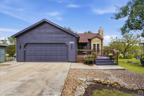Photo of 3336 SE Meadowview Dr, Topeka, KS 66605 (MLS # 246635)