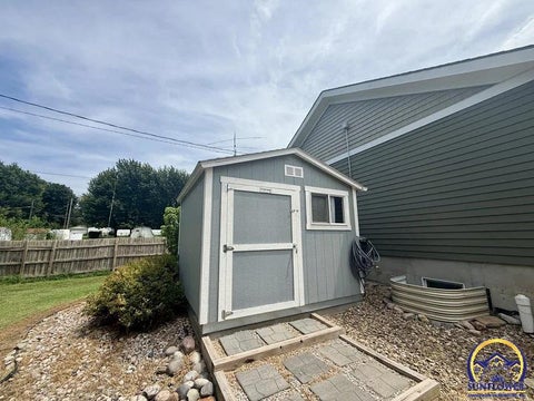 Tiny photo for 810 Kansas Ave, Hiawatha, KS 66434 (MLS # 245898)