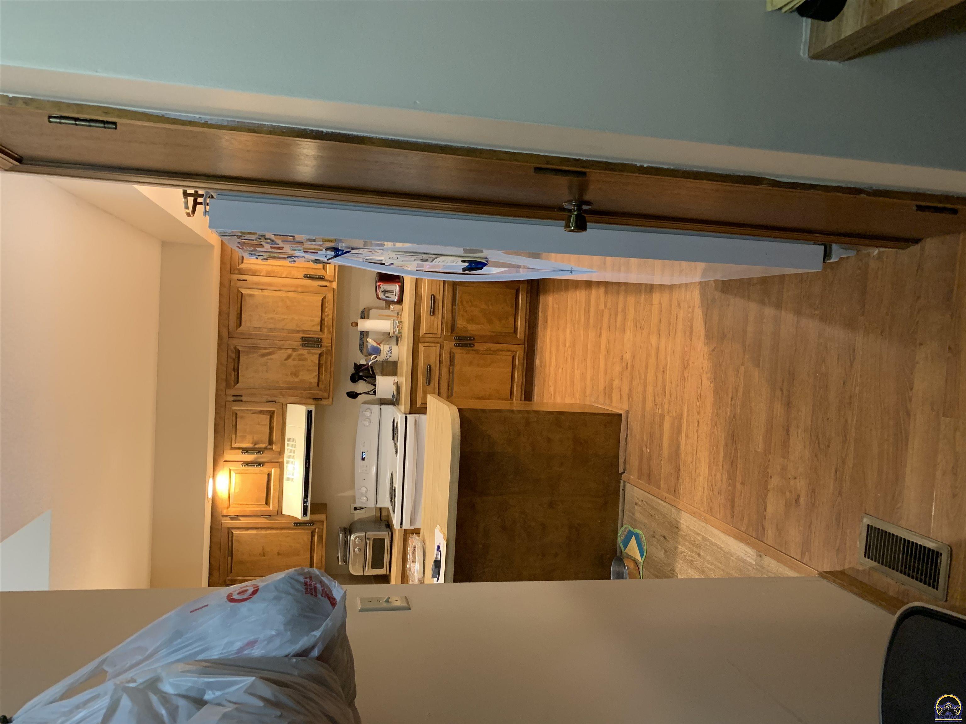 Topeka, Kansas 66614, United States, 2 Bedrooms Bedrooms, ,2 BathroomsBathrooms,Residential,Pending,62574