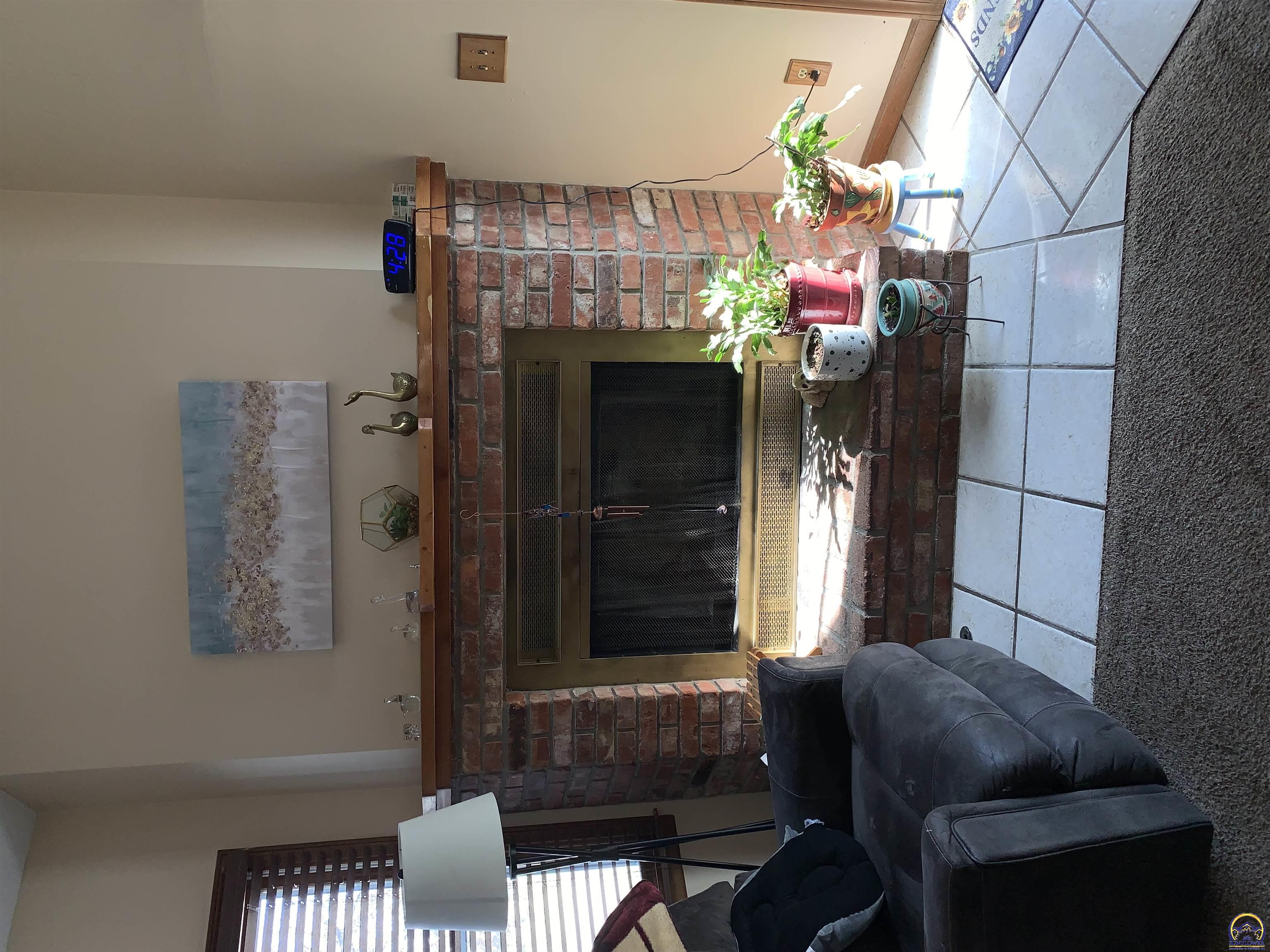 Topeka, Kansas 66614, United States, 2 Bedrooms Bedrooms, ,2 BathroomsBathrooms,Residential,Pending,62574