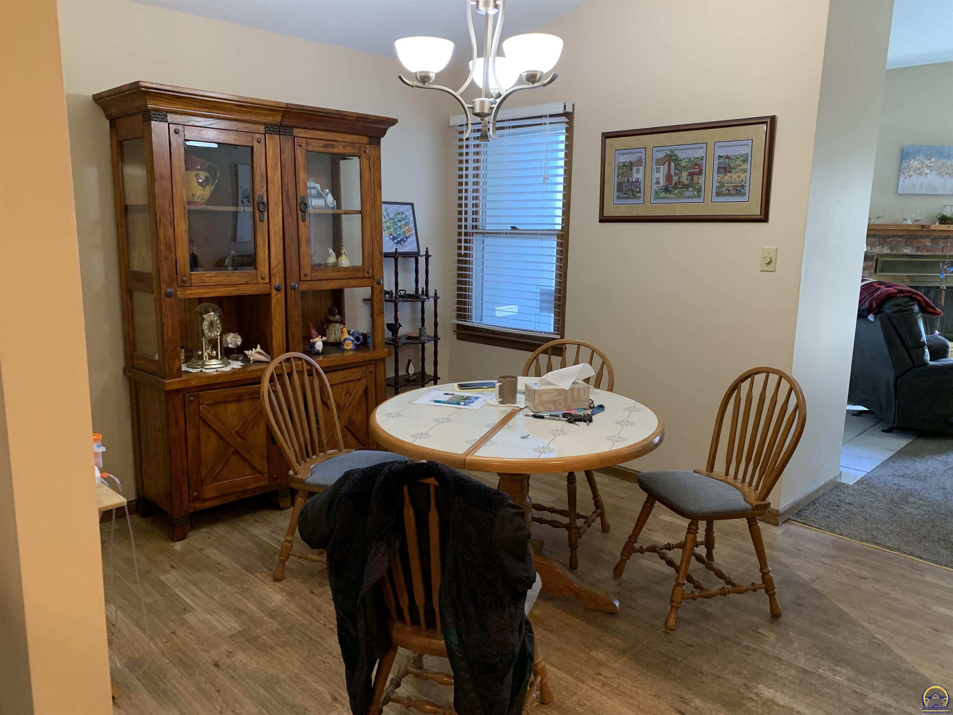 Topeka, Kansas 66614, United States, 2 Bedrooms Bedrooms, ,2 BathroomsBathrooms,Residential,Pending,62574