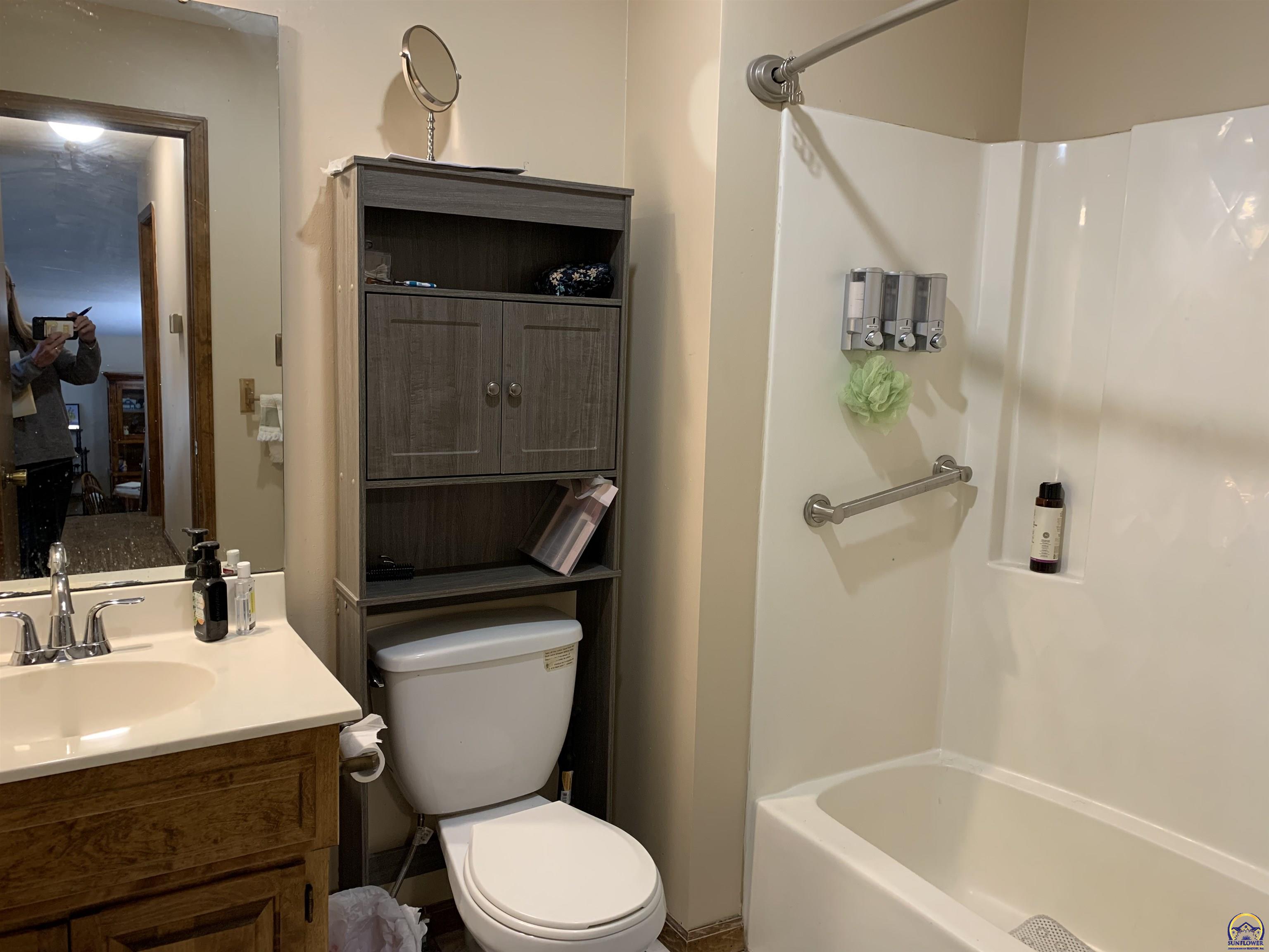 Topeka, Kansas 66614, United States, 2 Bedrooms Bedrooms, ,2 BathroomsBathrooms,Residential,Pending,62574