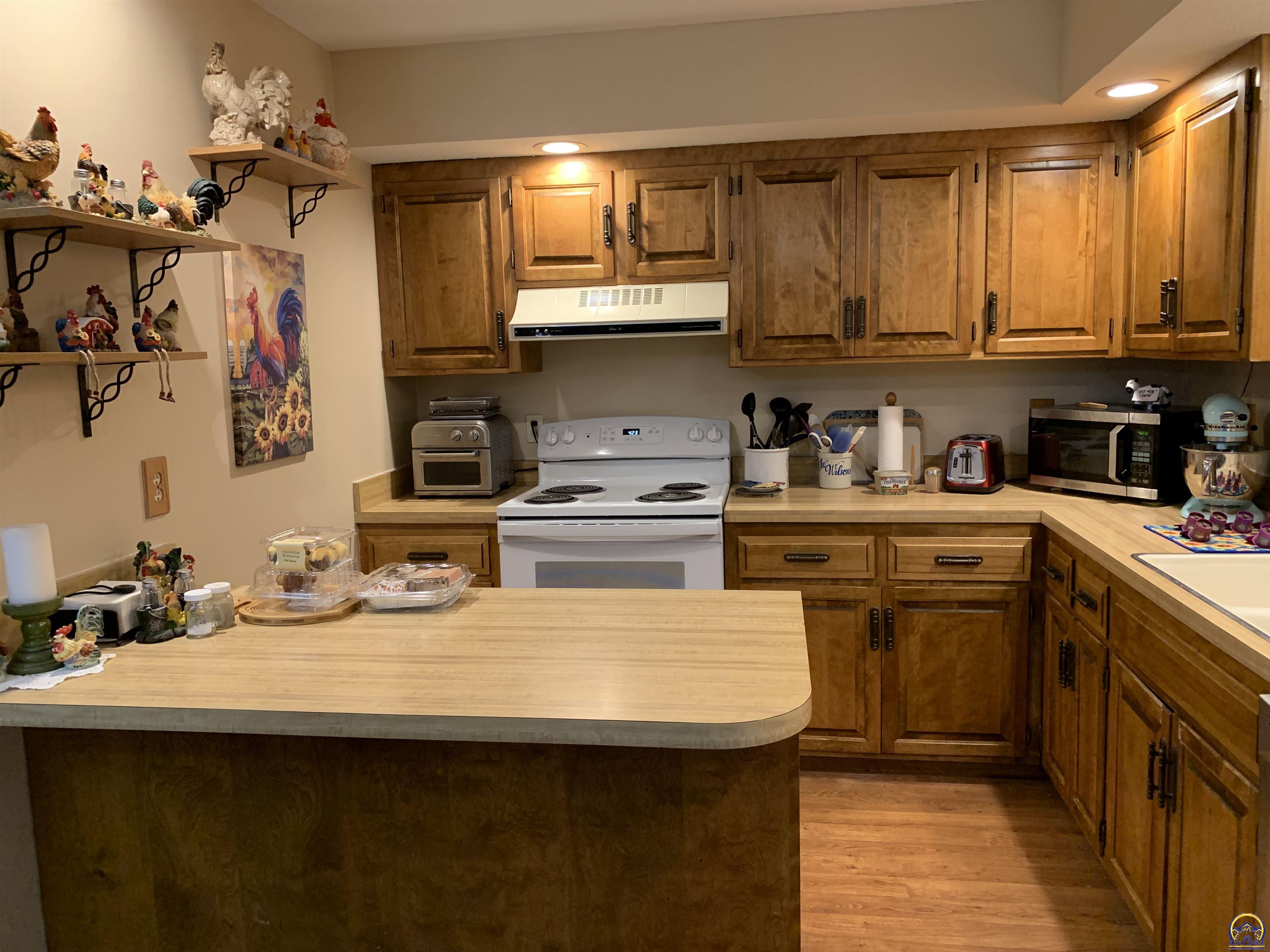 Topeka, Kansas 66614, United States, 2 Bedrooms Bedrooms, ,2 BathroomsBathrooms,Residential,Pending,62574