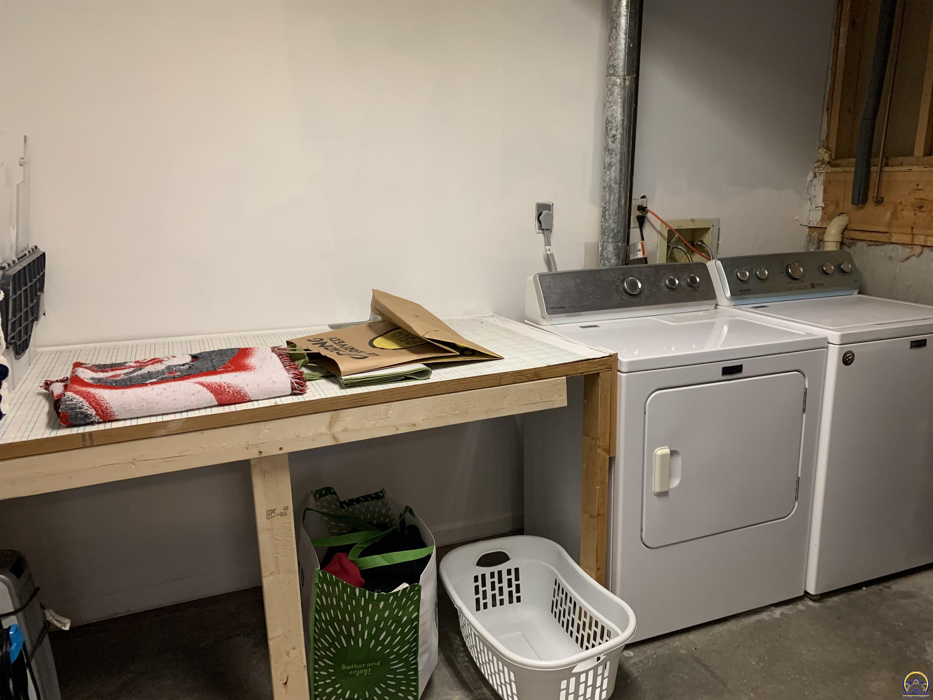 Topeka, Kansas 66614, United States, 2 Bedrooms Bedrooms, ,2 BathroomsBathrooms,Residential,Pending,62574