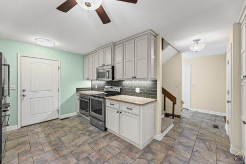 Tiny photo for 1701 Hammond Dr, Emporia, KS 66862 (MLS # 246617)