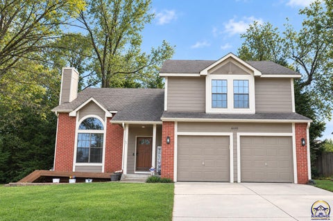 Photo of 6601 SW Hamptonshire Ln, Topeka, KS 66614 (MLS # 246794)