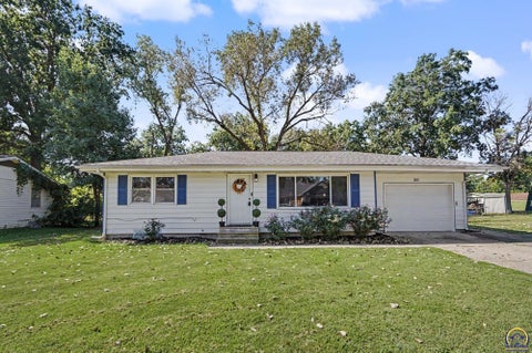 Photo of 303 NE Mimosa Ln, Topeka, KS 66617 (MLS # 246424)