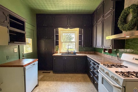 Tiny photo for 1102 Neosho St, Emporia, KS 66801 (MLS # 245101)