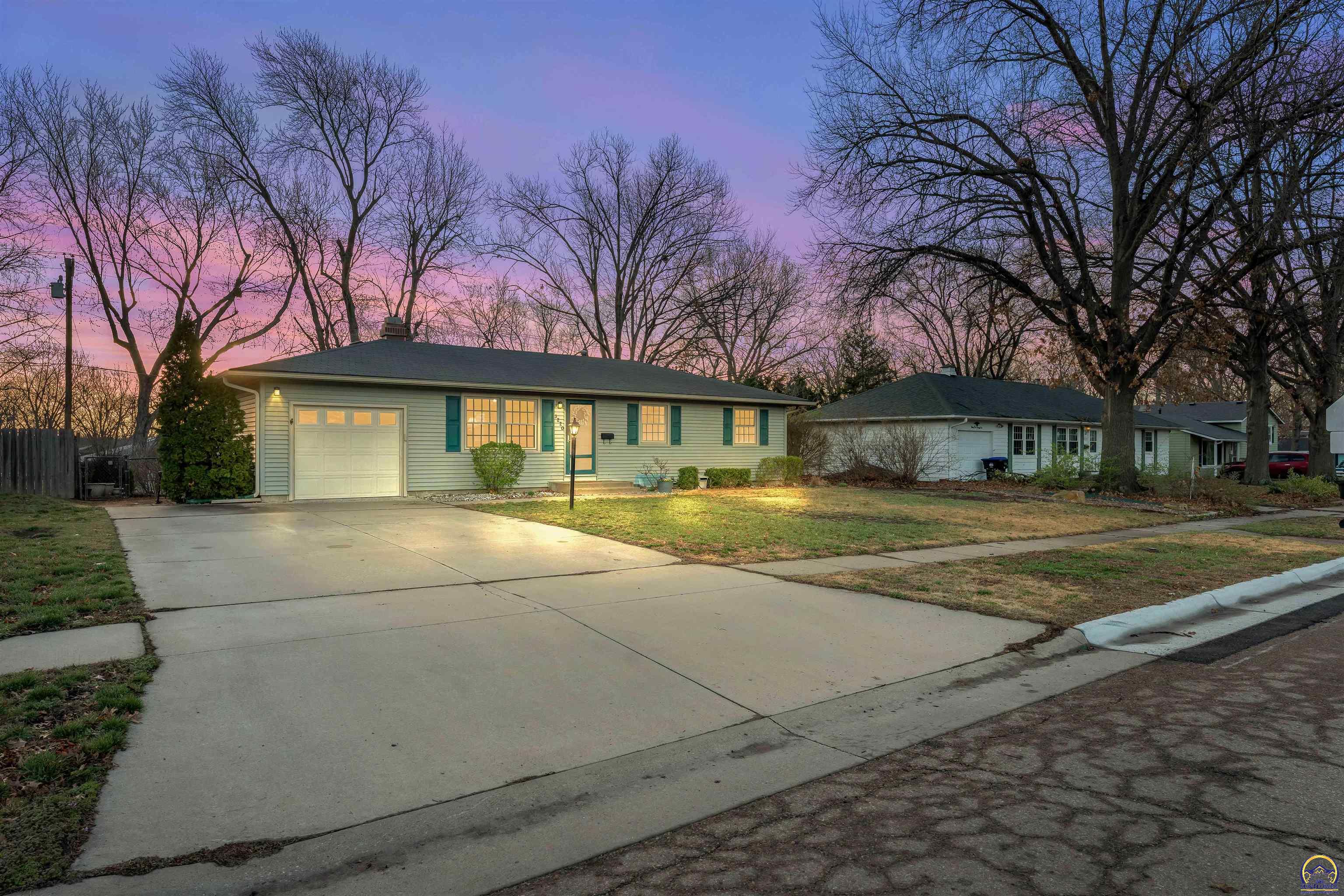 Topeka, Kansas 66614, United States, 3 Bedrooms Bedrooms, ,2 BathroomsBathrooms,Residential,Pending,62802