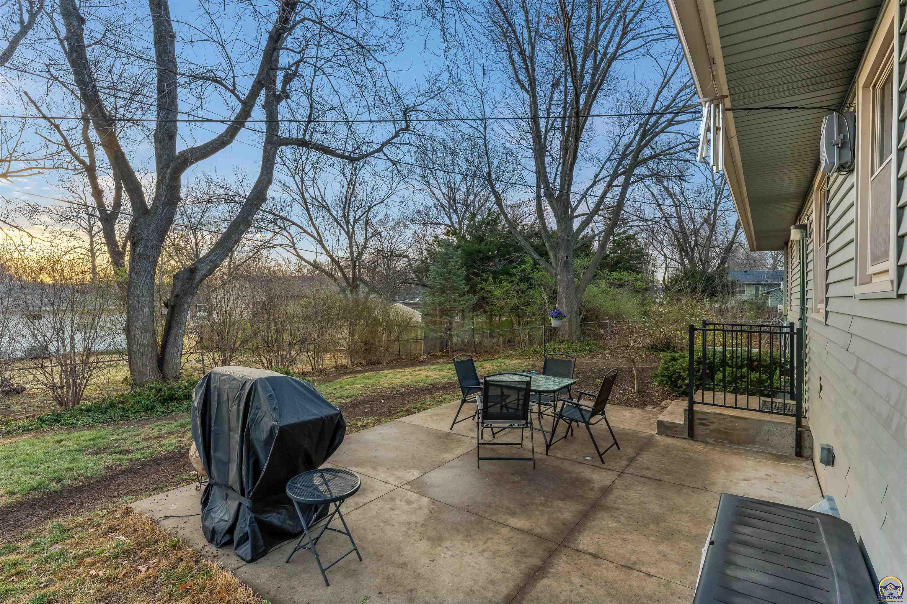 Topeka, Kansas 66614, United States, 3 Bedrooms Bedrooms, ,2 BathroomsBathrooms,Residential,Pending,62802