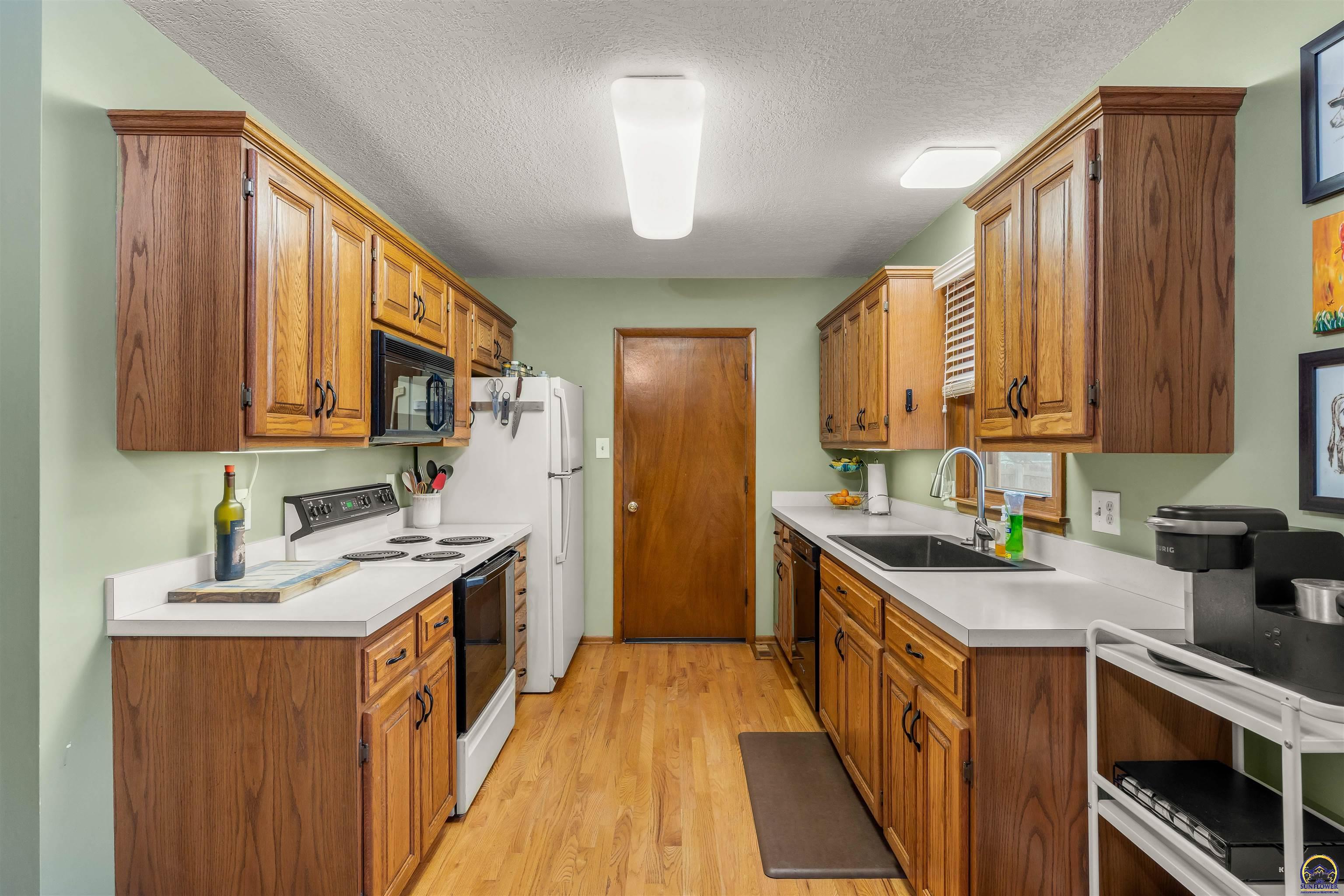 Topeka, Kansas 66614, United States, 3 Bedrooms Bedrooms, ,2 BathroomsBathrooms,Residential,Pending,62802