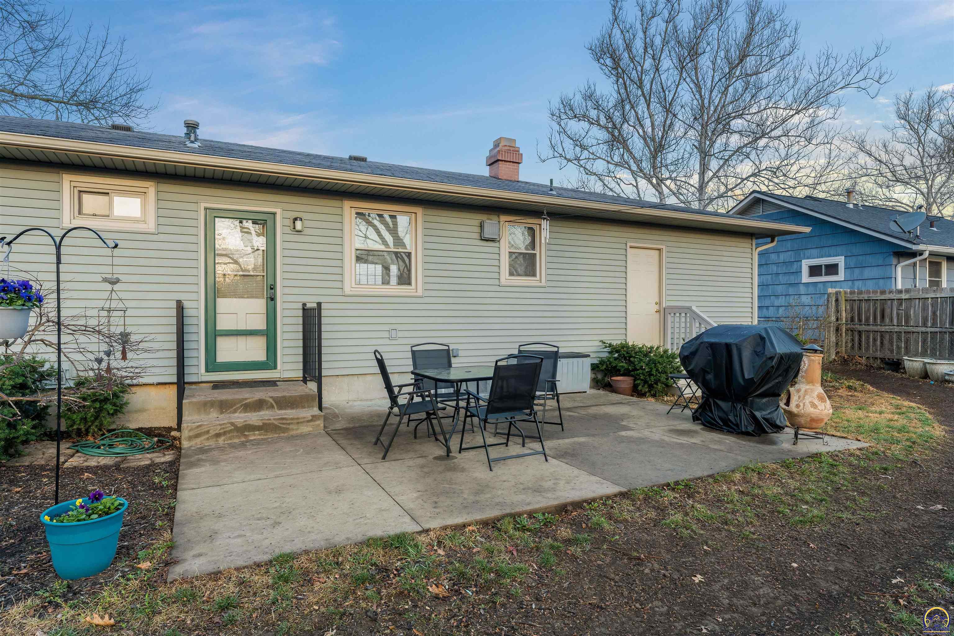 Topeka, Kansas 66614, United States, 3 Bedrooms Bedrooms, ,2 BathroomsBathrooms,Residential,Pending,62802