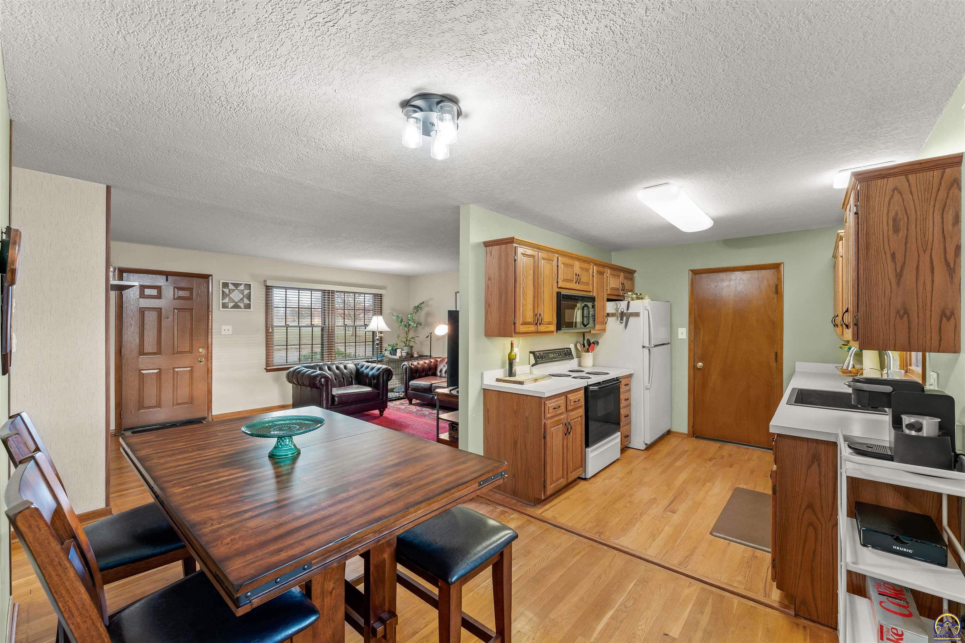 Topeka, Kansas 66614, United States, 3 Bedrooms Bedrooms, ,2 BathroomsBathrooms,Residential,Pending,62802