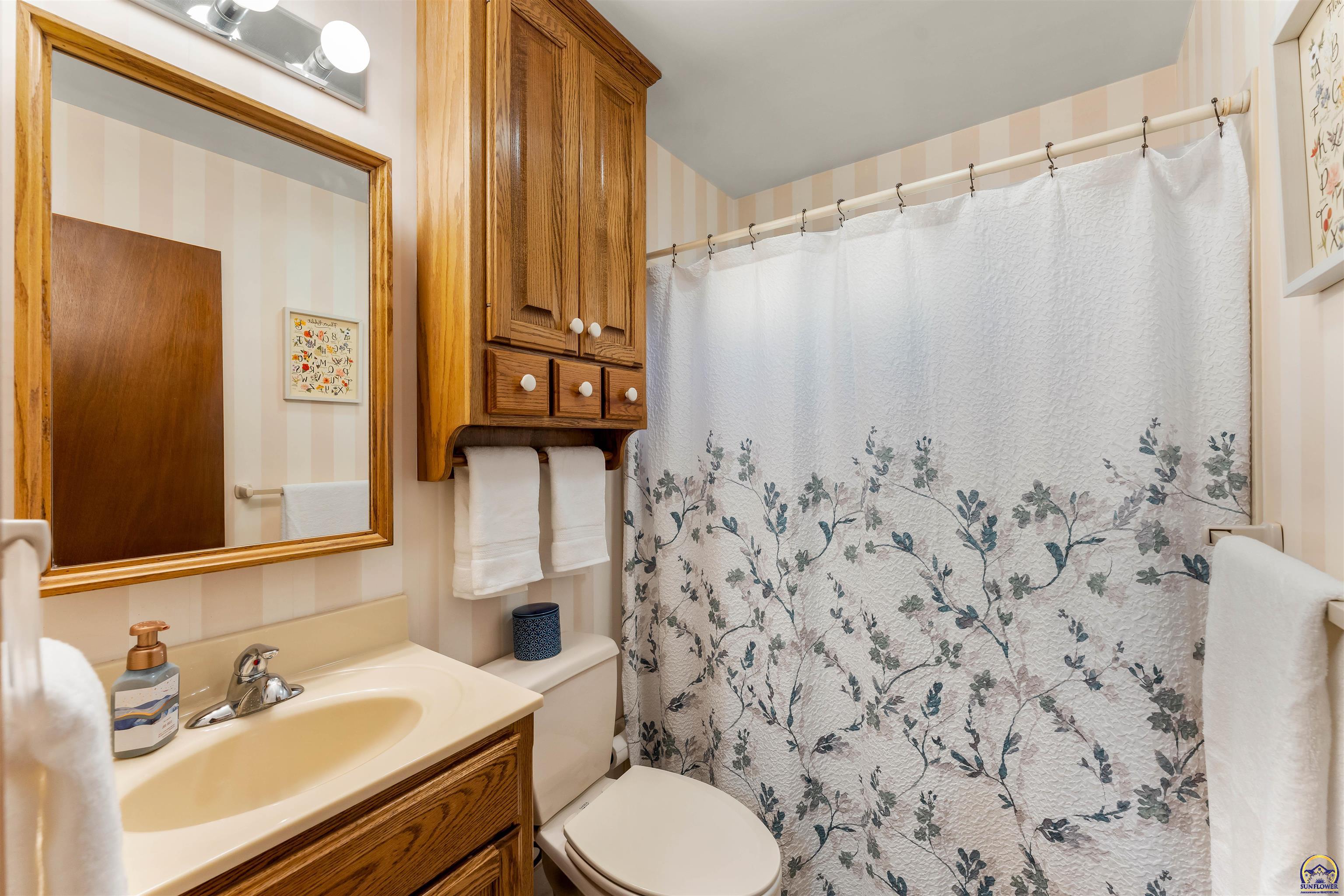 Topeka, Kansas 66614, United States, 3 Bedrooms Bedrooms, ,2 BathroomsBathrooms,Residential,Pending,62802