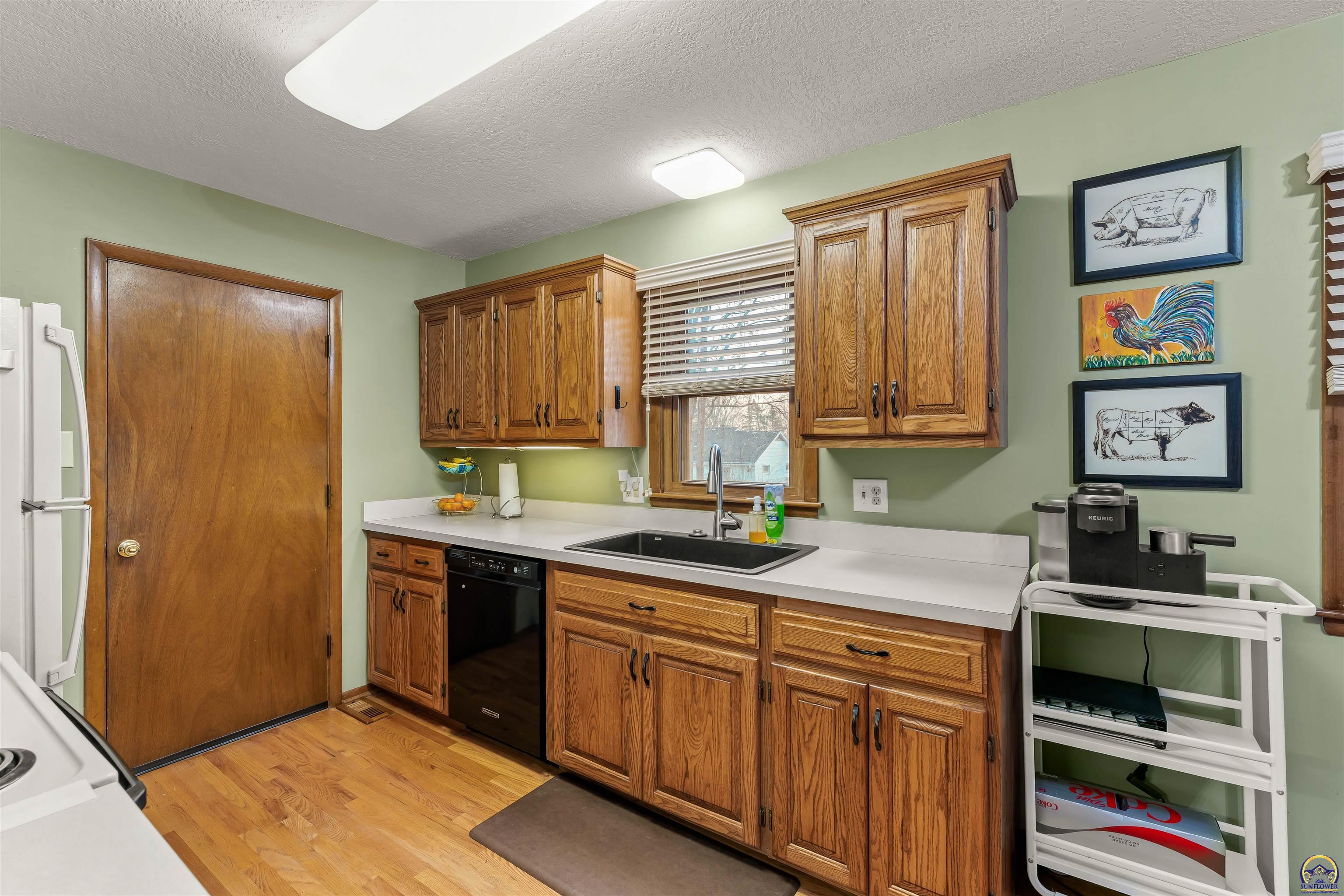 Topeka, Kansas 66614, United States, 3 Bedrooms Bedrooms, ,2 BathroomsBathrooms,Residential,Pending,62802