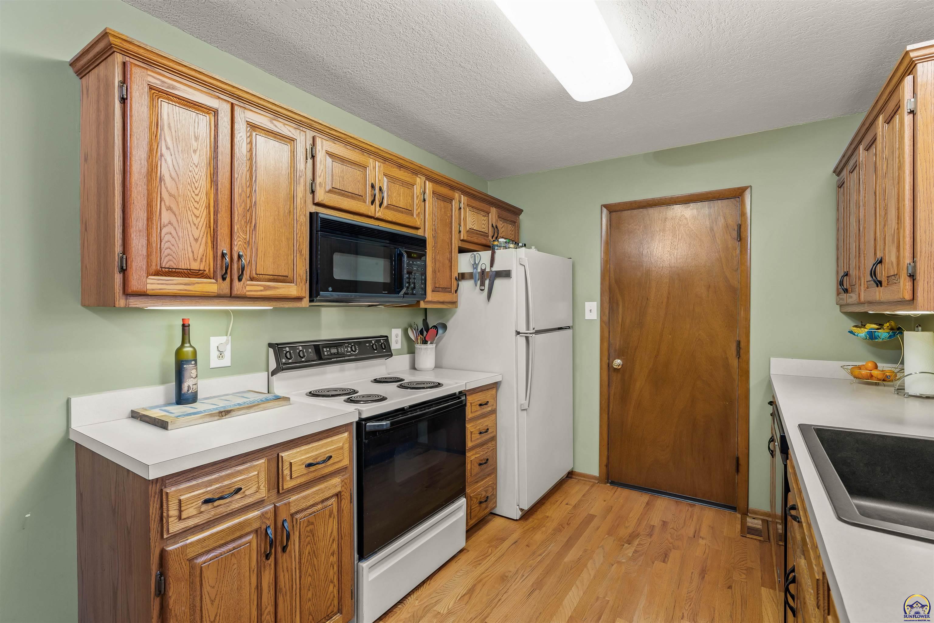 Topeka, Kansas 66614, United States, 3 Bedrooms Bedrooms, ,2 BathroomsBathrooms,Residential,Pending,62802