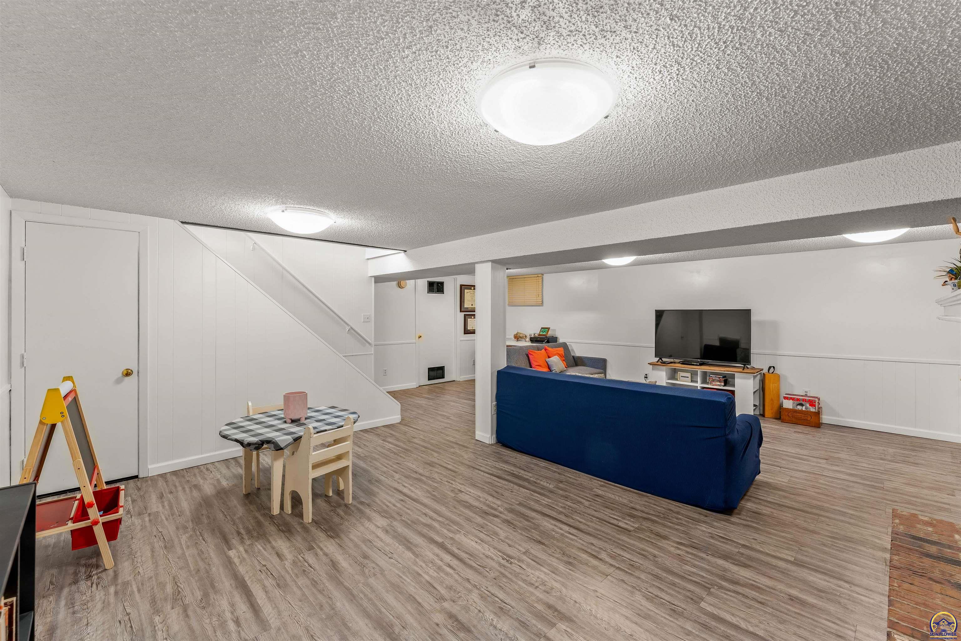 Topeka, Kansas 66614, United States, 3 Bedrooms Bedrooms, ,2 BathroomsBathrooms,Residential,Pending,62802