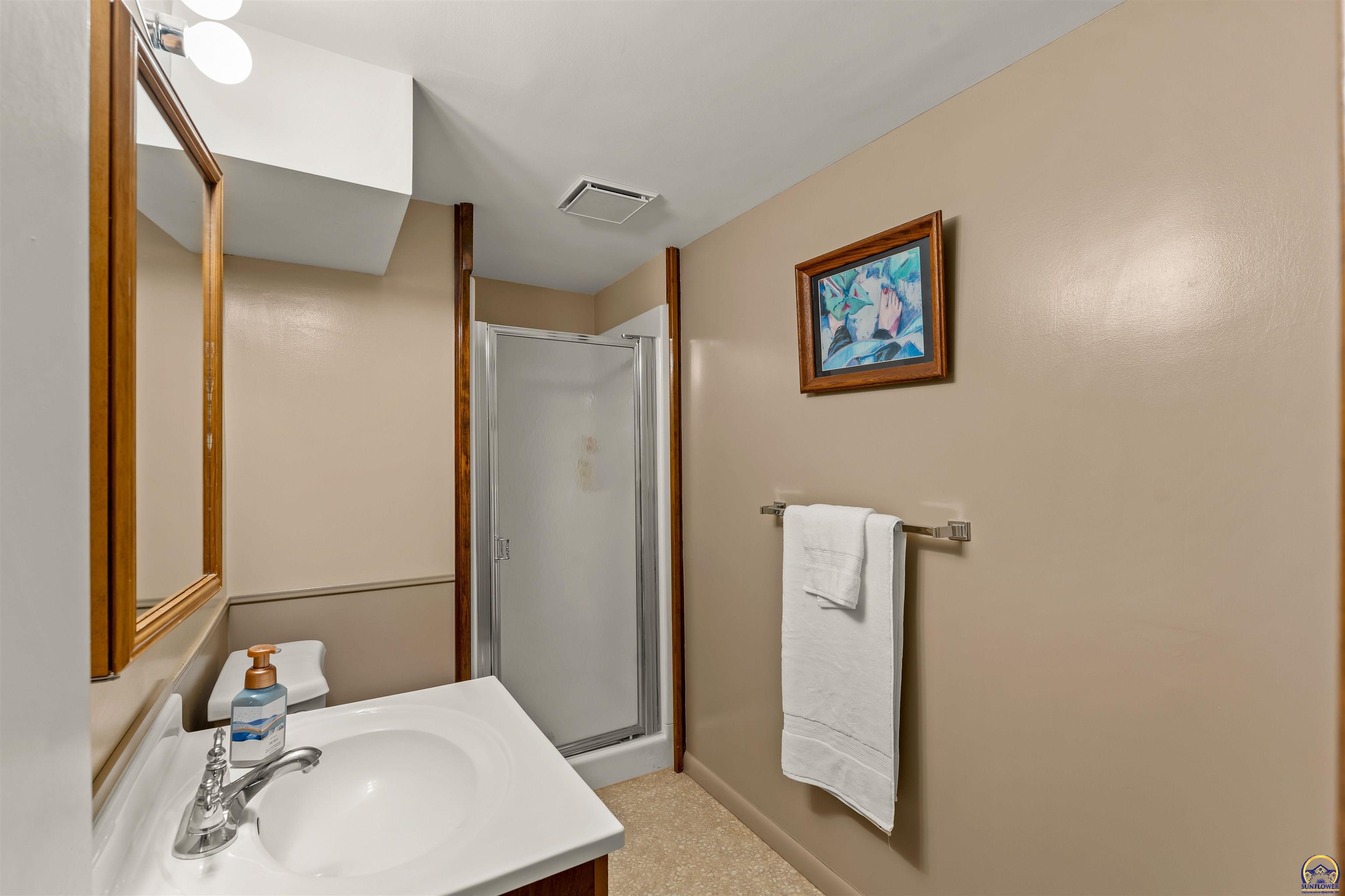 Topeka, Kansas 66614, United States, 3 Bedrooms Bedrooms, ,2 BathroomsBathrooms,Residential,Pending,62802