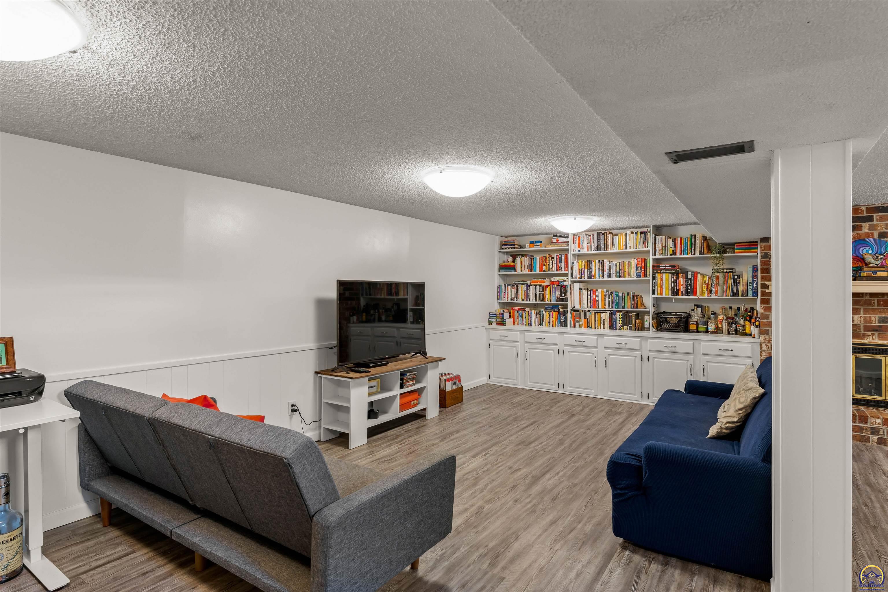 Topeka, Kansas 66614, United States, 3 Bedrooms Bedrooms, ,2 BathroomsBathrooms,Residential,Pending,62802