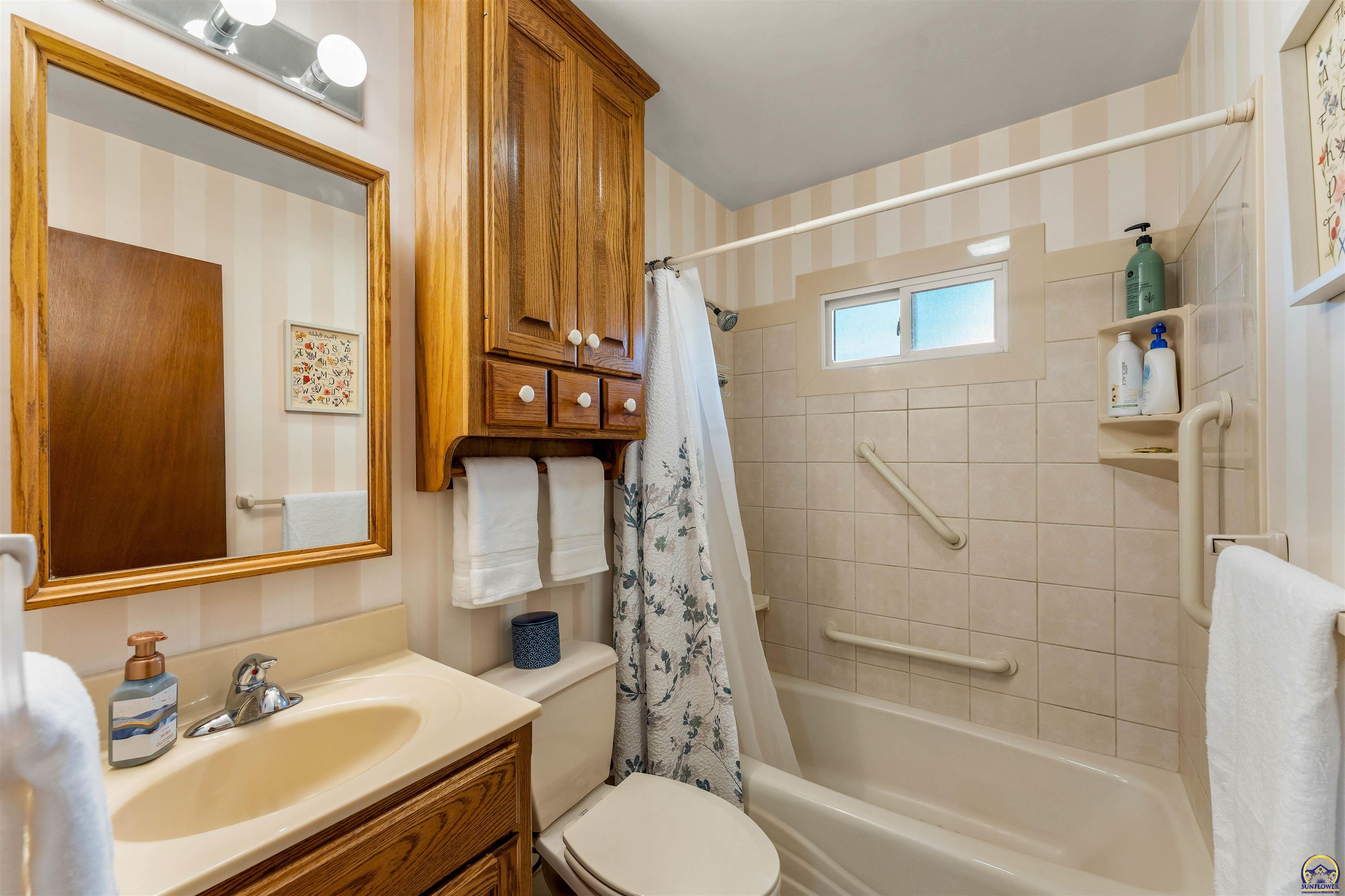 Topeka, Kansas 66614, United States, 3 Bedrooms Bedrooms, ,2 BathroomsBathrooms,Residential,Pending,62802