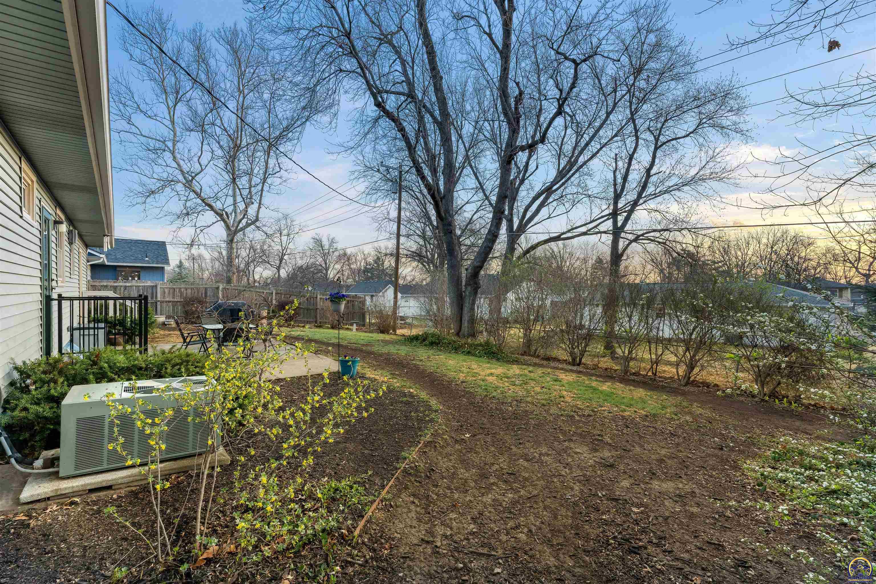 Topeka, Kansas 66614, United States, 3 Bedrooms Bedrooms, ,2 BathroomsBathrooms,Residential,Pending,62802