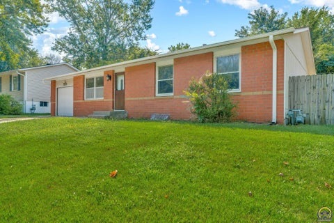 Tiny photo for 2225 SE 36th St, Topeka, KS 66605 (MLS # 246308)