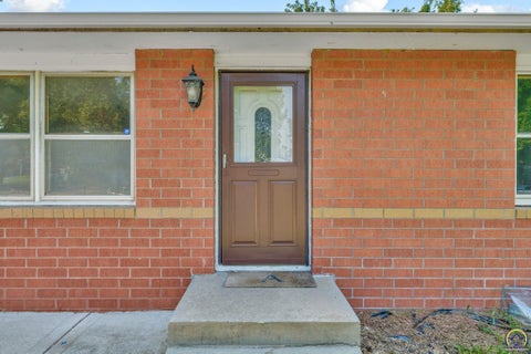 Tiny photo for 2225 SE 36th St, Topeka, KS 66605 (MLS # 246308)