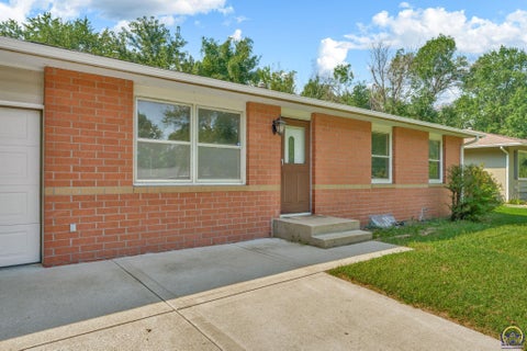 Tiny photo for 2225 SE 36th St, Topeka, KS 66605 (MLS # 246308)