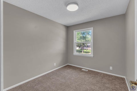 Tiny photo for 2225 SE 36th St, Topeka, KS 66605 (MLS # 246308)