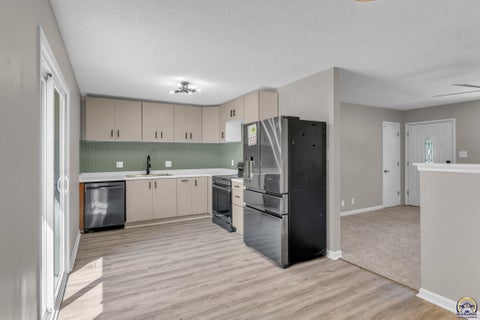 Tiny photo for 2225 SE 36th St, Topeka, KS 66605 (MLS # 246308)