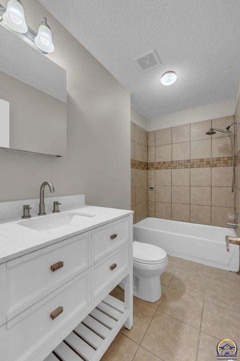 Tiny photo for 2225 SE 36th St, Topeka, KS 66605 (MLS # 246308)