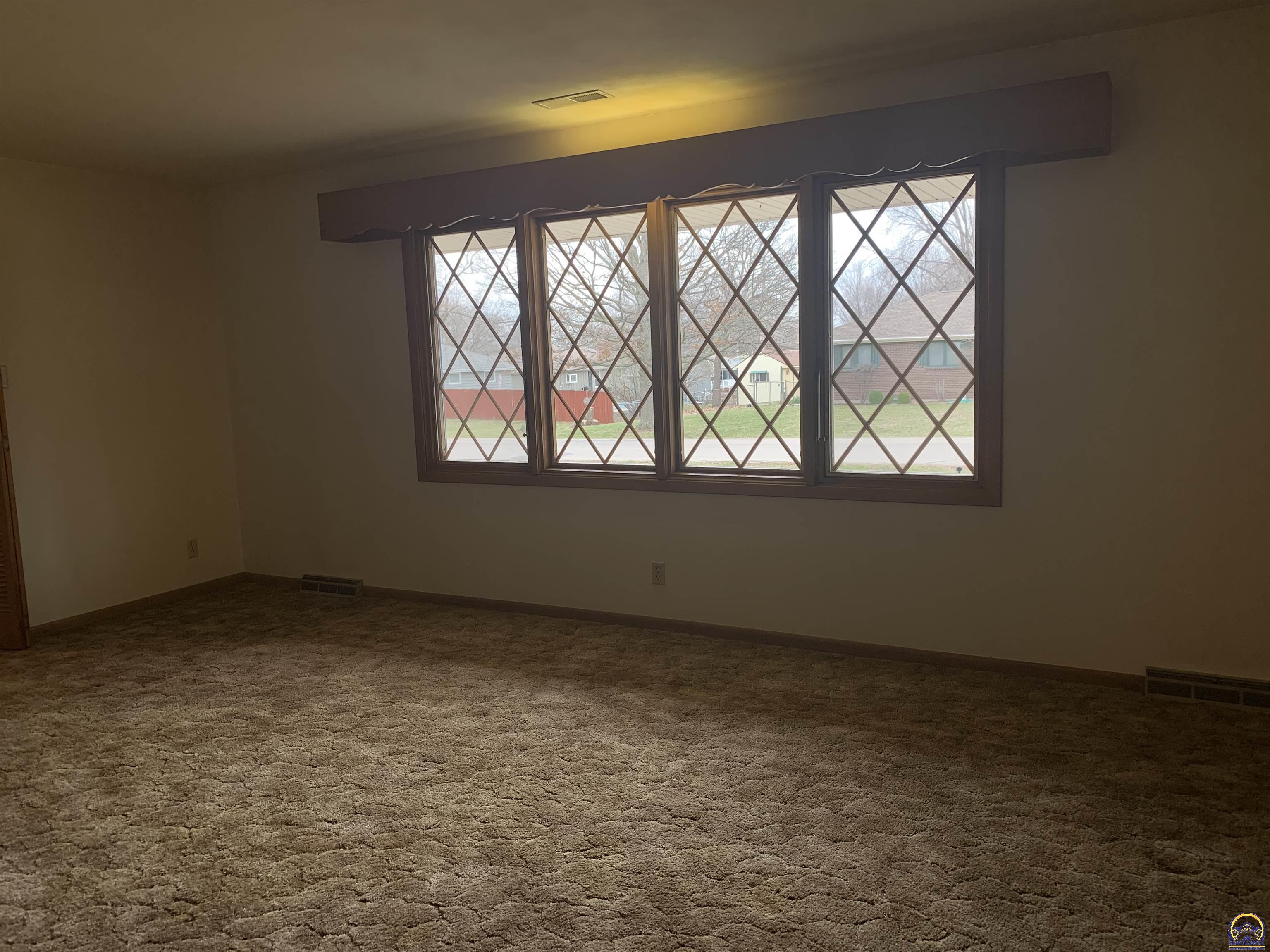 Topeka, Kansas 66605, United States, 4 Bedrooms Bedrooms, ,2 BathroomsBathrooms,Residential,Pending,63568