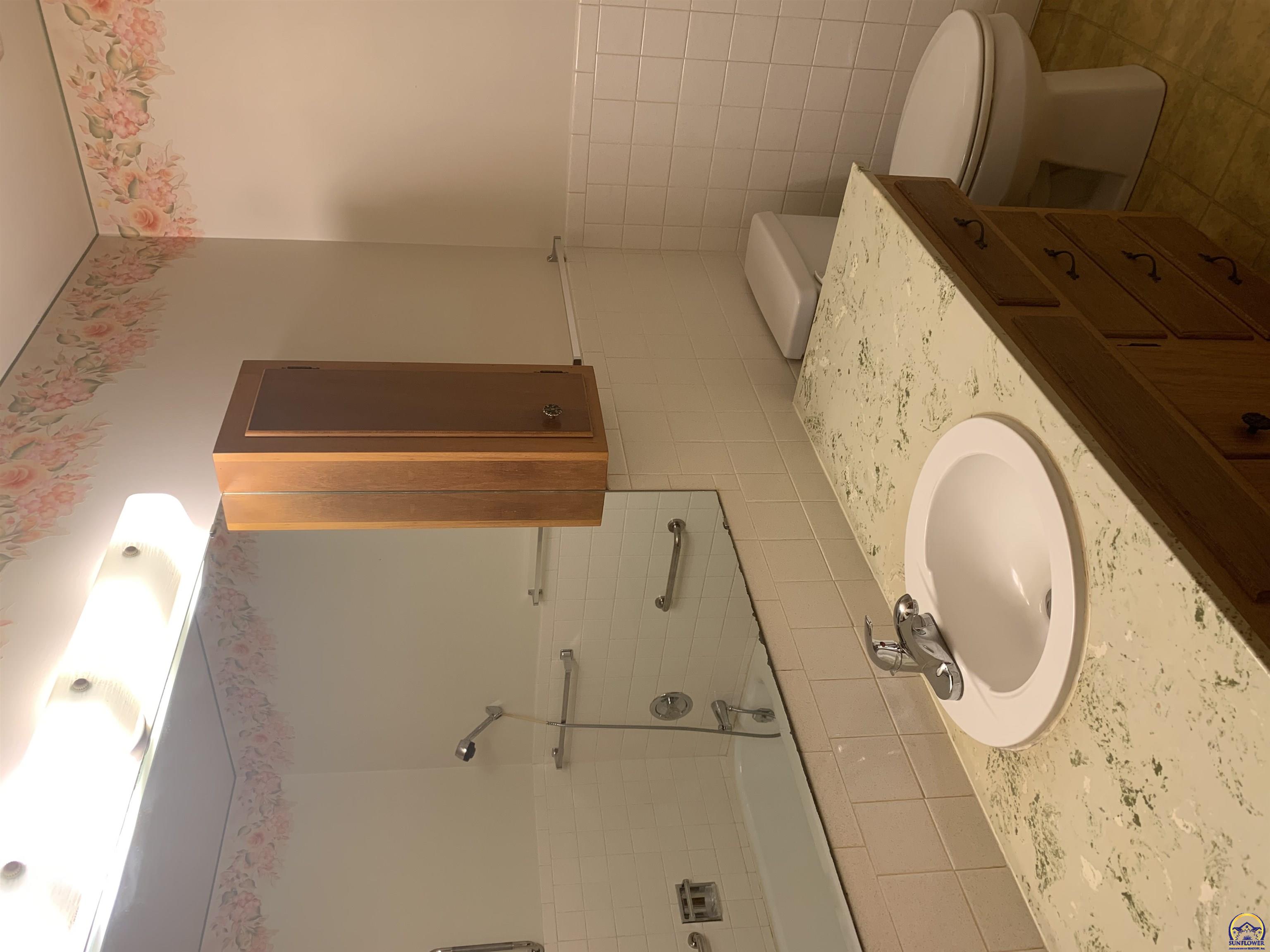 Topeka, Kansas 66605, United States, 4 Bedrooms Bedrooms, ,2 BathroomsBathrooms,Residential,Pending,63568