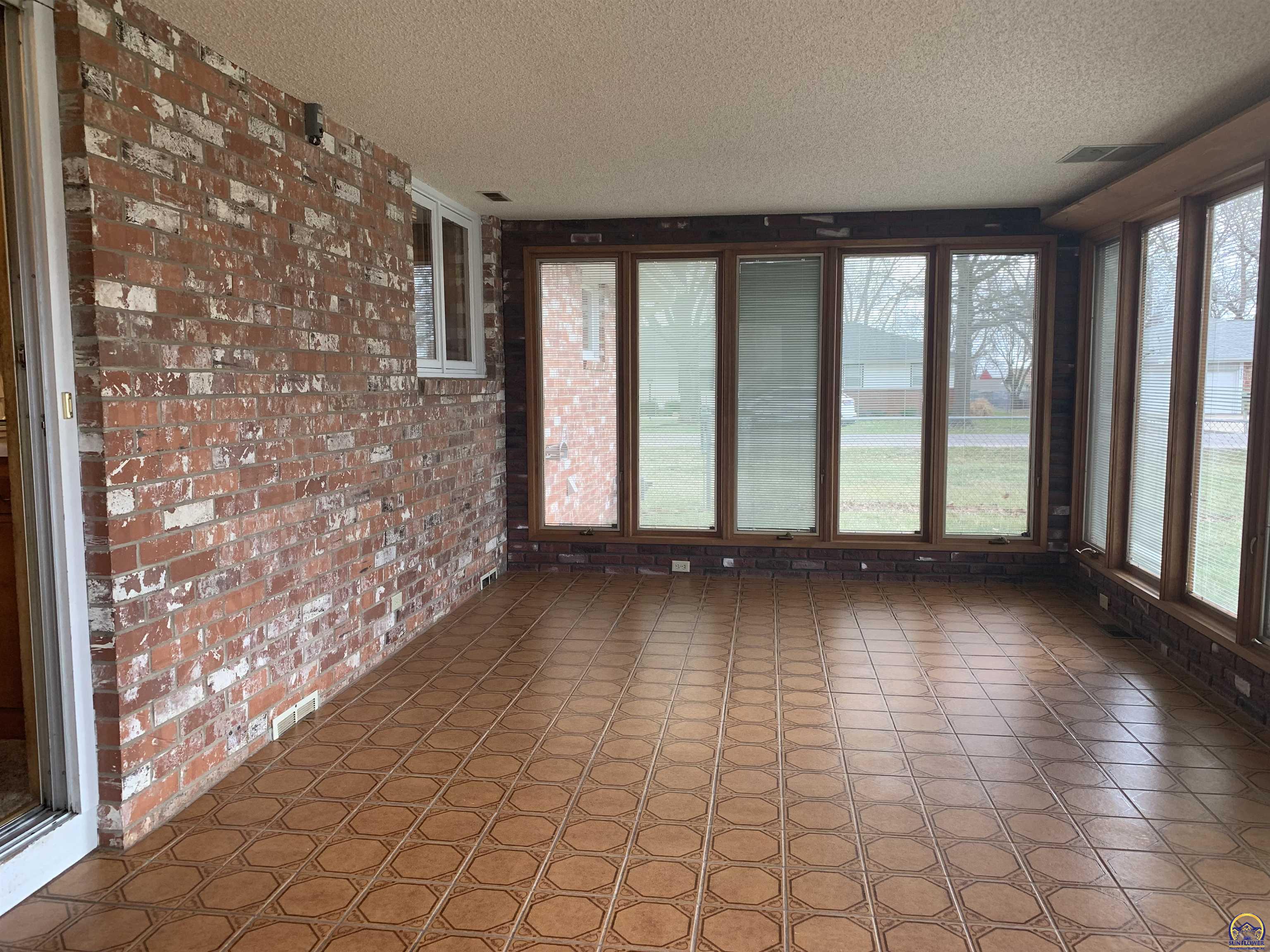 Topeka, Kansas 66605, United States, 4 Bedrooms Bedrooms, ,2 BathroomsBathrooms,Residential,Pending,63568