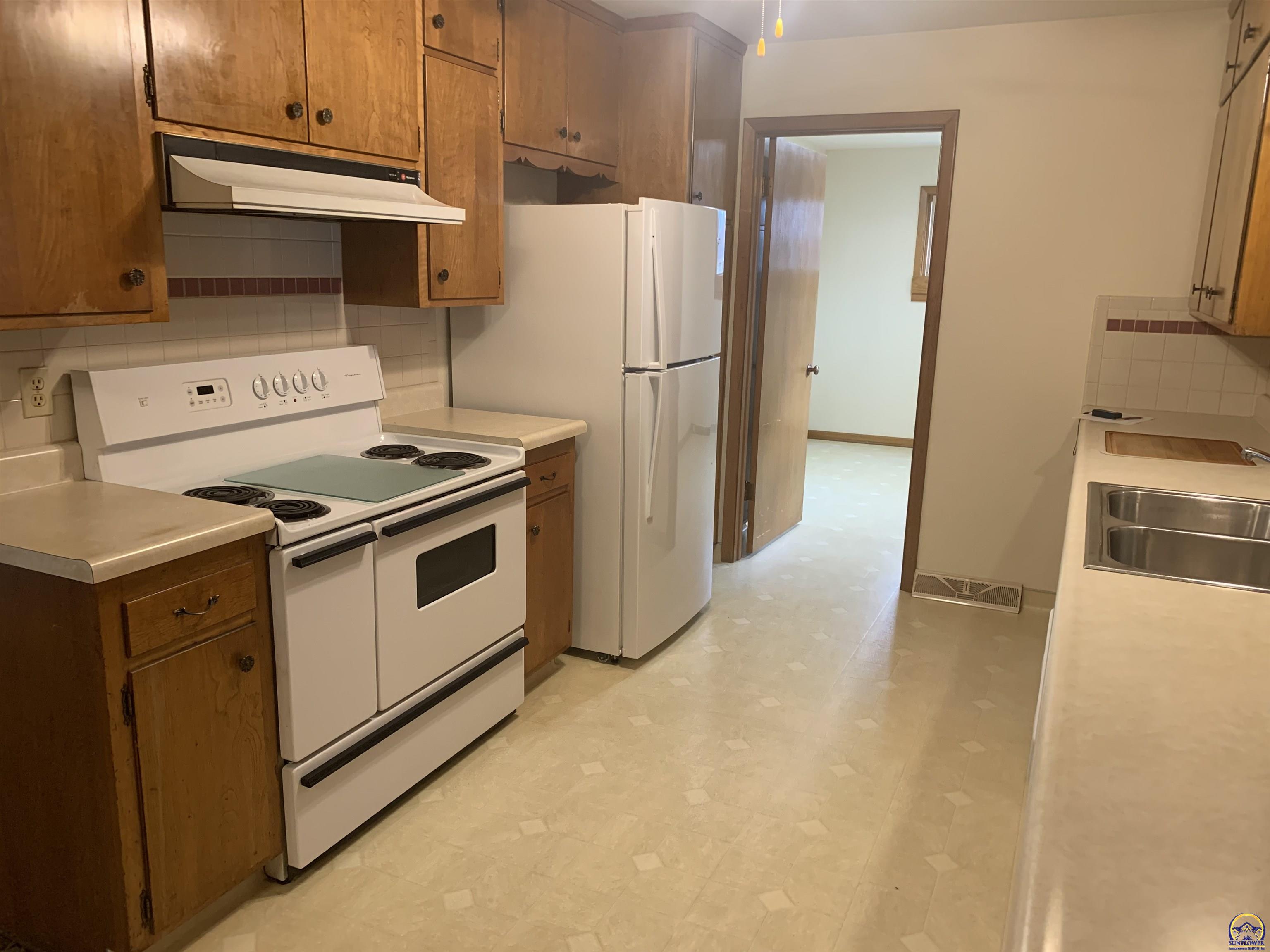 Topeka, Kansas 66605, United States, 4 Bedrooms Bedrooms, ,2 BathroomsBathrooms,Residential,Pending,63568