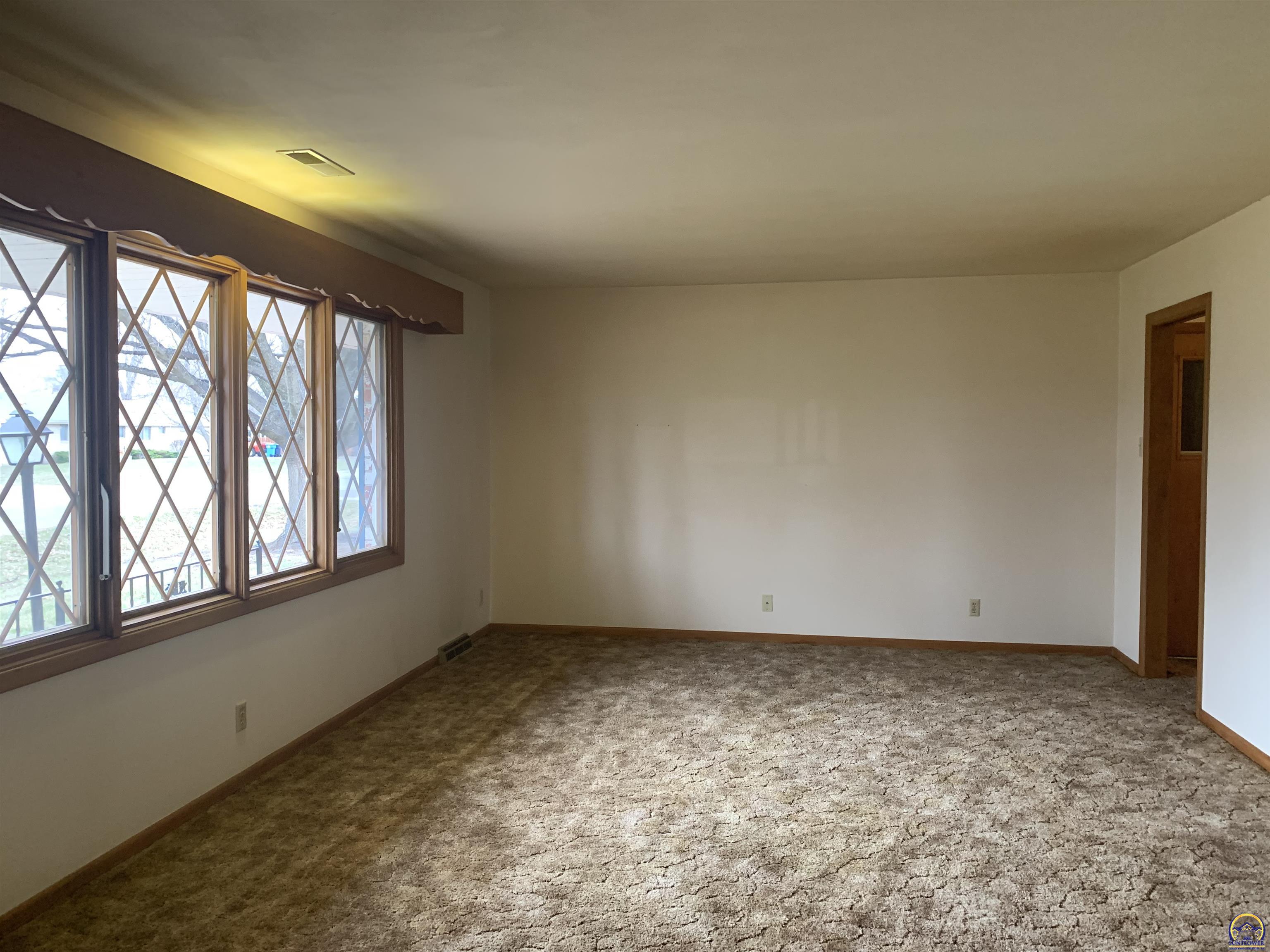 Topeka, Kansas 66605, United States, 4 Bedrooms Bedrooms, ,2 BathroomsBathrooms,Residential,Pending,63568