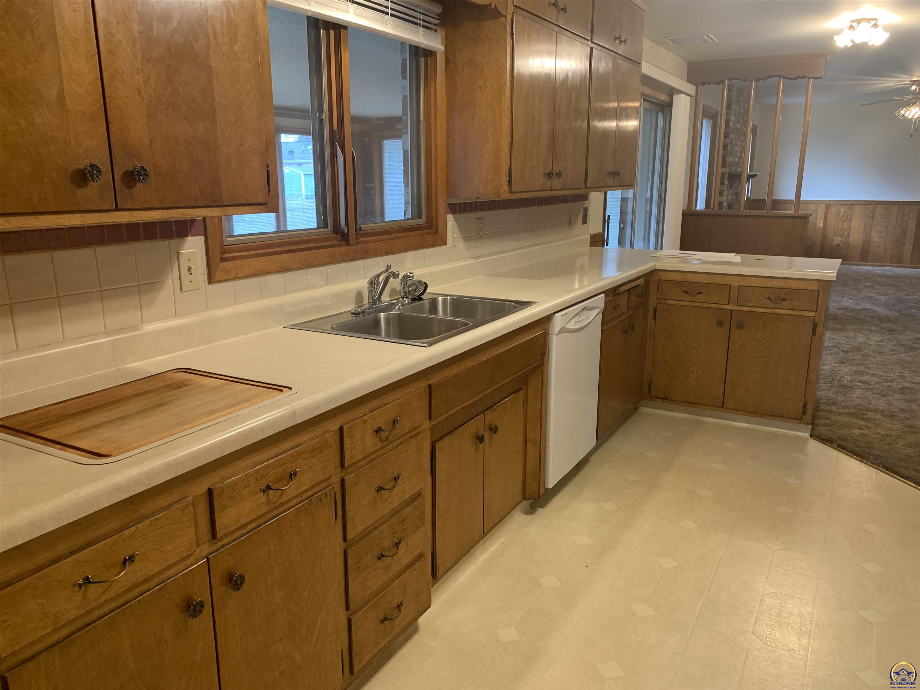 Topeka, Kansas 66605, United States, 4 Bedrooms Bedrooms, ,2 BathroomsBathrooms,Residential,Pending,63568