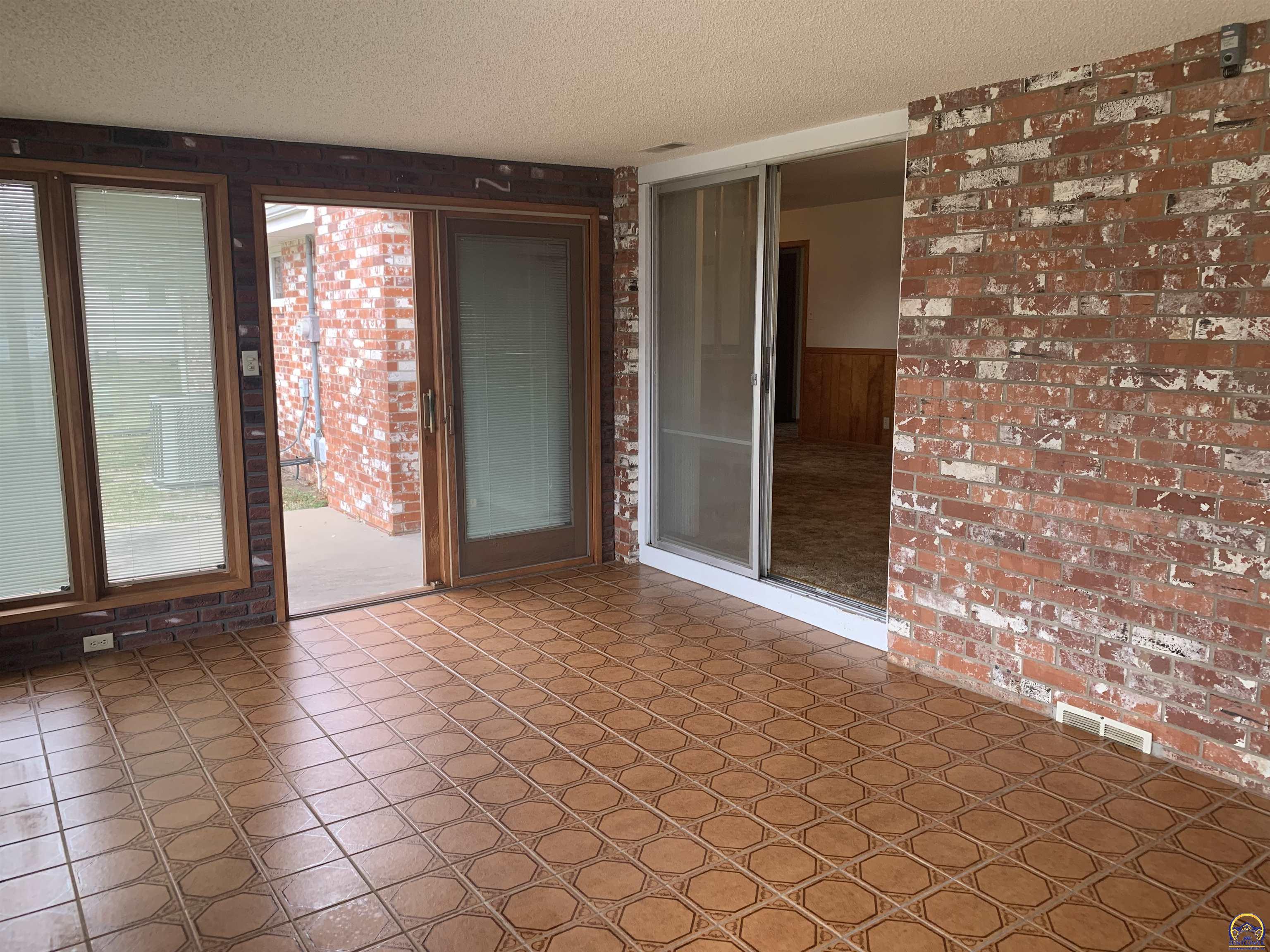 Topeka, Kansas 66605, United States, 4 Bedrooms Bedrooms, ,2 BathroomsBathrooms,Residential,Pending,63568