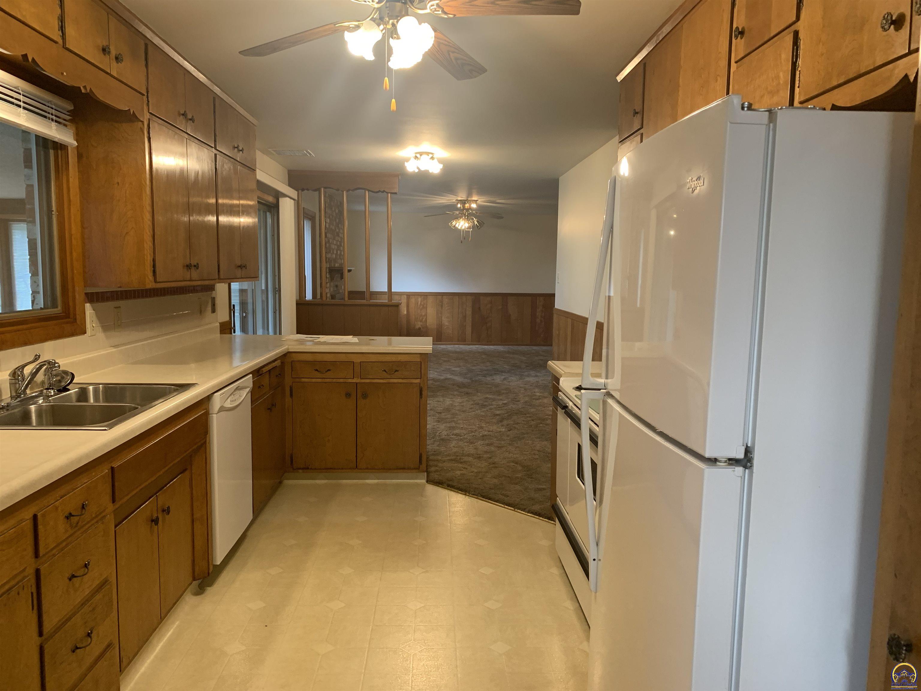 Topeka, Kansas 66605, United States, 4 Bedrooms Bedrooms, ,2 BathroomsBathrooms,Residential,Pending,63568