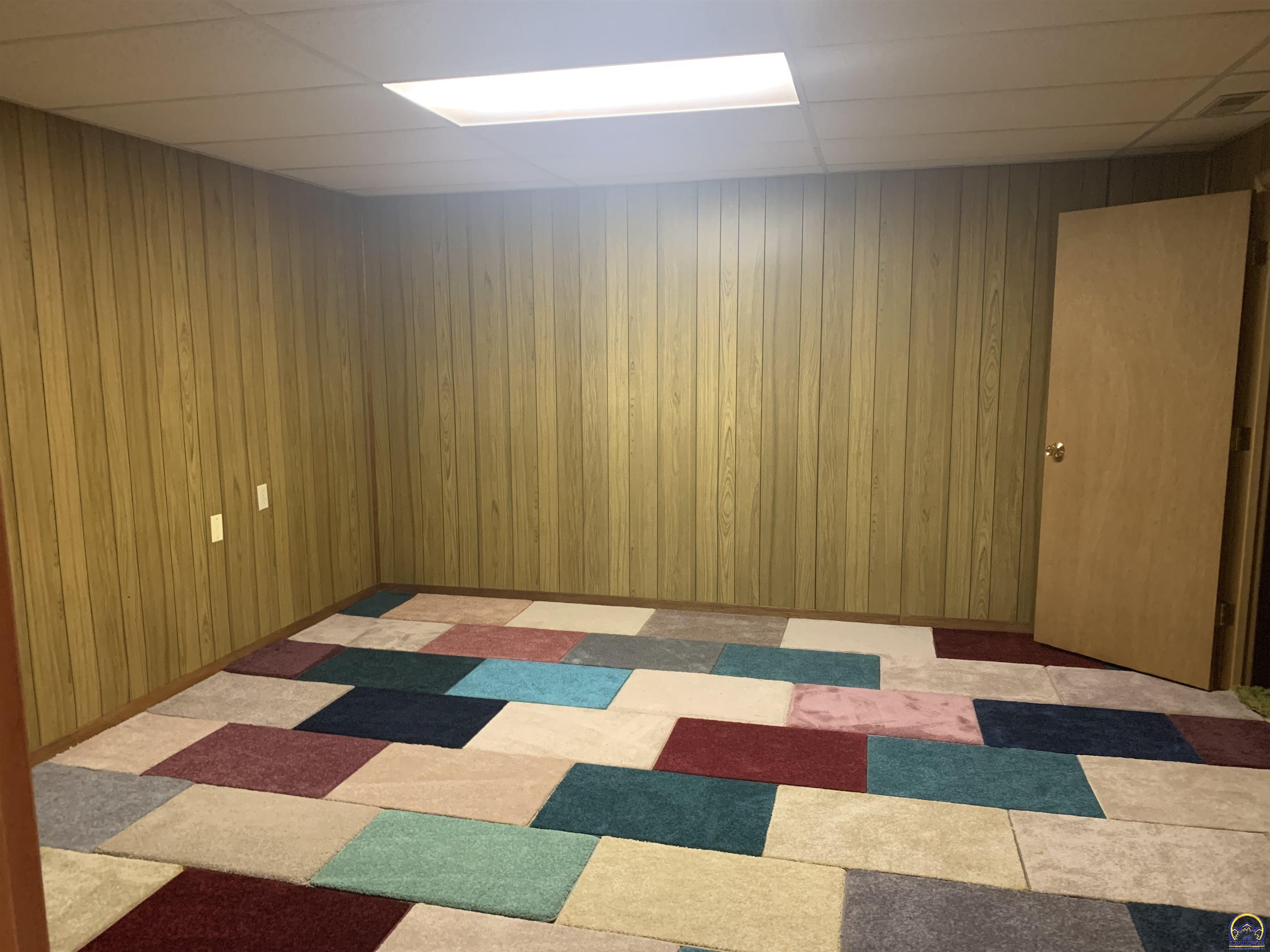 Topeka, Kansas 66605, United States, 4 Bedrooms Bedrooms, ,2 BathroomsBathrooms,Residential,Pending,63568