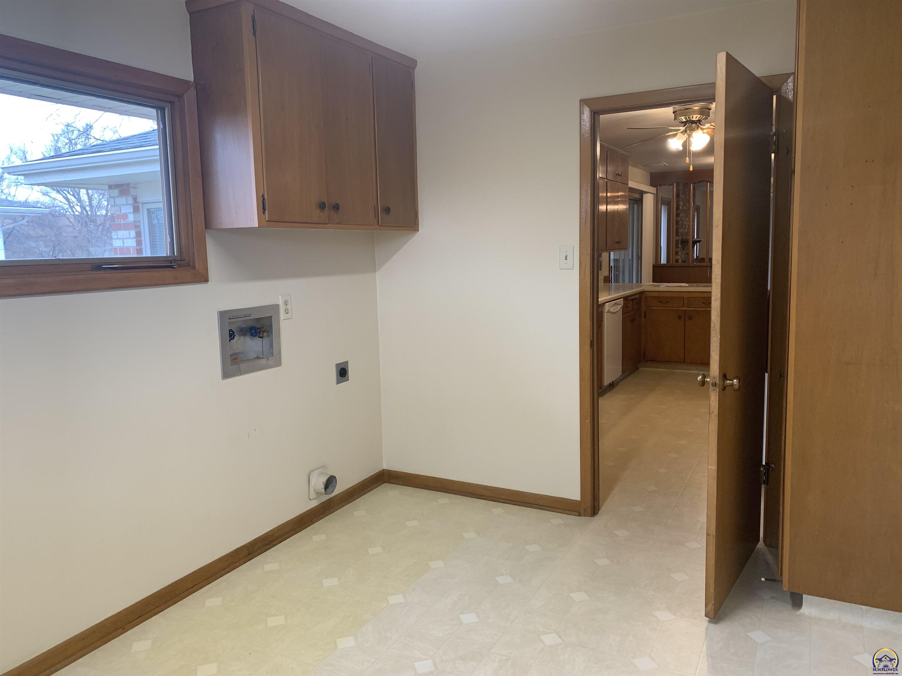 Topeka, Kansas 66605, United States, 4 Bedrooms Bedrooms, ,2 BathroomsBathrooms,Residential,Pending,63568