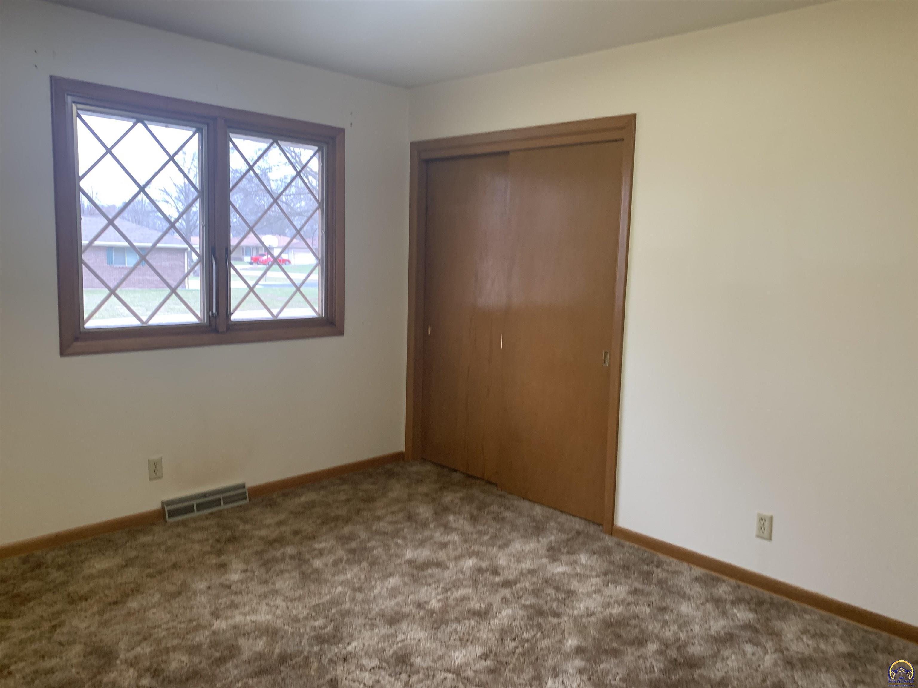 Topeka, Kansas 66605, United States, 4 Bedrooms Bedrooms, ,2 BathroomsBathrooms,Residential,Pending,63568