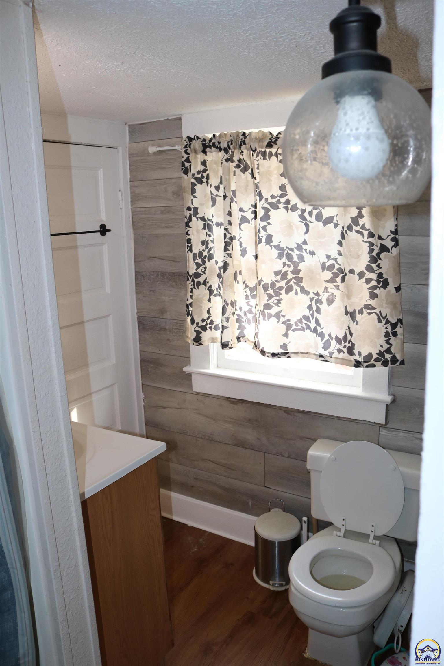 Valley Falls, Kansas 66088, United States, 4 Bedrooms Bedrooms, ,1 BathroomBathrooms,Residential,Pending,35973