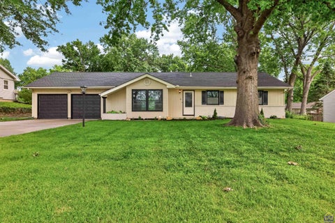 Tiny photo for 2538 SE 37th St, Topeka, KS 66605 (MLS # 245654)
