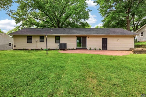 Tiny photo for 2538 SE 37th St, Topeka, KS 66605 (MLS # 245654)