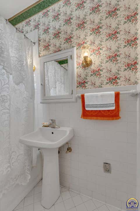 Tiny photo for 240 SW Fairlawn Rd, Topeka, KS 66606 (MLS # 246122)