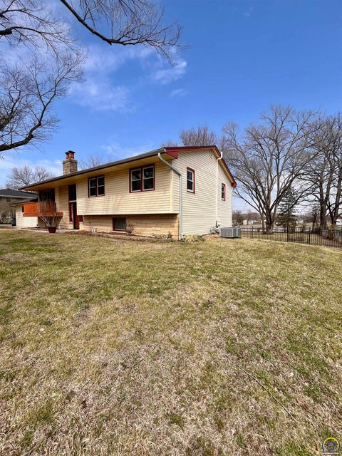 Tiny photo for 2152 Morningside Dr, Emporia, KS 66801 (MLS # 243602)